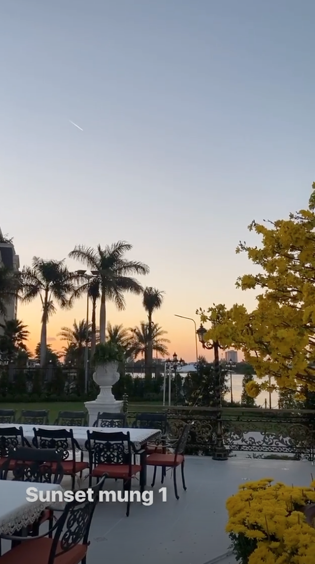 View sông phía sau là điểm nhấn trong biệt thự của gia đình Tiên Nguyễn. Ảnh: Instagram