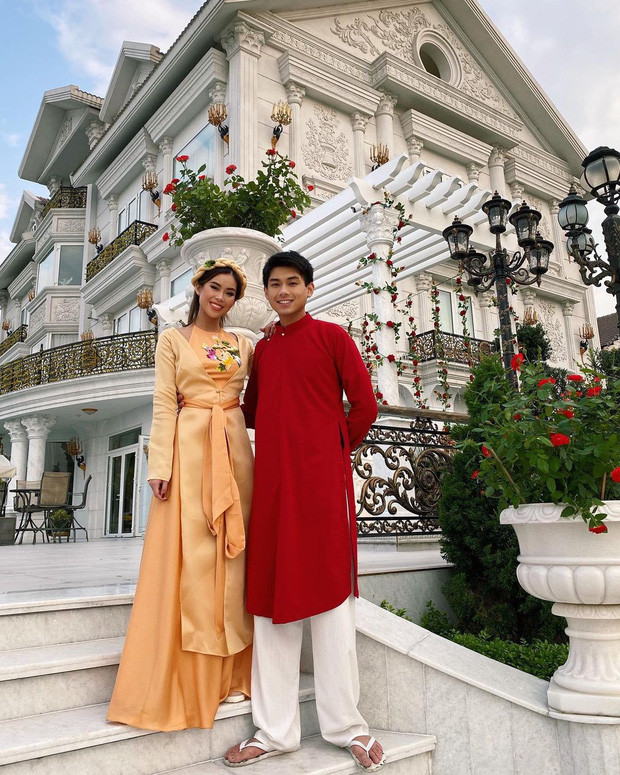 Biệt thự của gia đình rich kid Tiên Nguyễn ngập tràn hoa tươi trong những ngày đầu xuân năm mới. Ảnh: FBNV