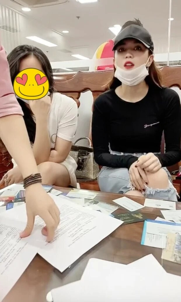 Mới đây, mạng xã hội truyền nhau hình ảnh Ngọc Trinh xuất hiện tại một phòng công chứng ở Quận 5 (TP HCM) để làm thủ tục mua bán nhà đất. Ảnh: Yan