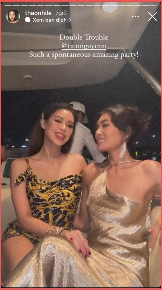 Đêm giao thừa luôn là dịp ái nữ nhà doanh nhân Johnathan Hạnh Nguyễn hội ngộ bạn bè. Đón năm mới 2022, Tiên Nguyễn và nhóm bạn rich kid hẹn nhau trên du thuyền sông Sài Gòn. Ảnh: Instagram