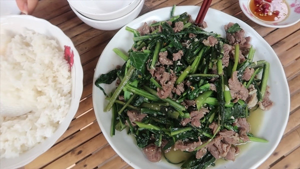lá bồ công anh có thể chế biến thành nhiều món ngon như nấu canh, xào tỏi, cuống hoa bồ công anh làm nộm...Ảnh: Vườn xanh phố