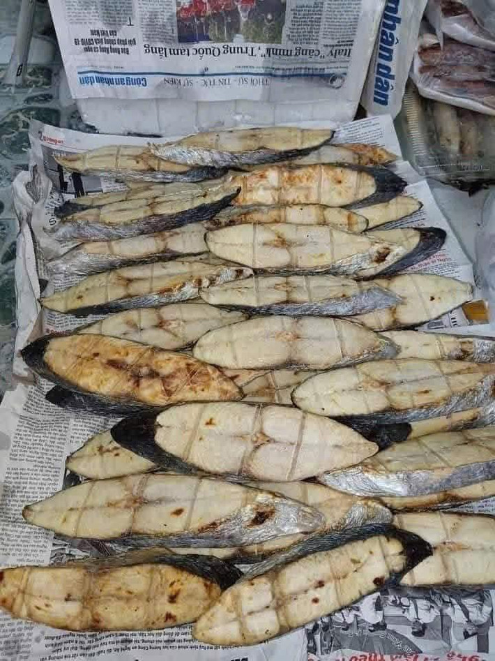 Trên thị trường, cá thu được khá đa dạng, từ nguyên con đến cắt khúc, từ cá tươi đến cá một nắng. Ảnh: FB Mary Cao
