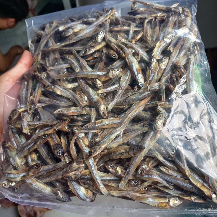 Thời nghèo khó, cá cơm gắn với những bữa ăn bình dị, là thứ ăn "cứu đói". Nhưng thời gian gần đây, cá cơm thành đặc sản được nhiều người dân thành phố ưa chuộng. Ảnh: Hiếu hải sản