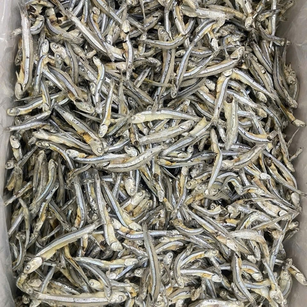 Cá cơm khô có giá từ 150.000 - 200.000 đồng/kg, thường được đóng thành từng túi nhỏ 200g, 300g hoặc 500g. Ảnh: Đặc sản Thu Hiền