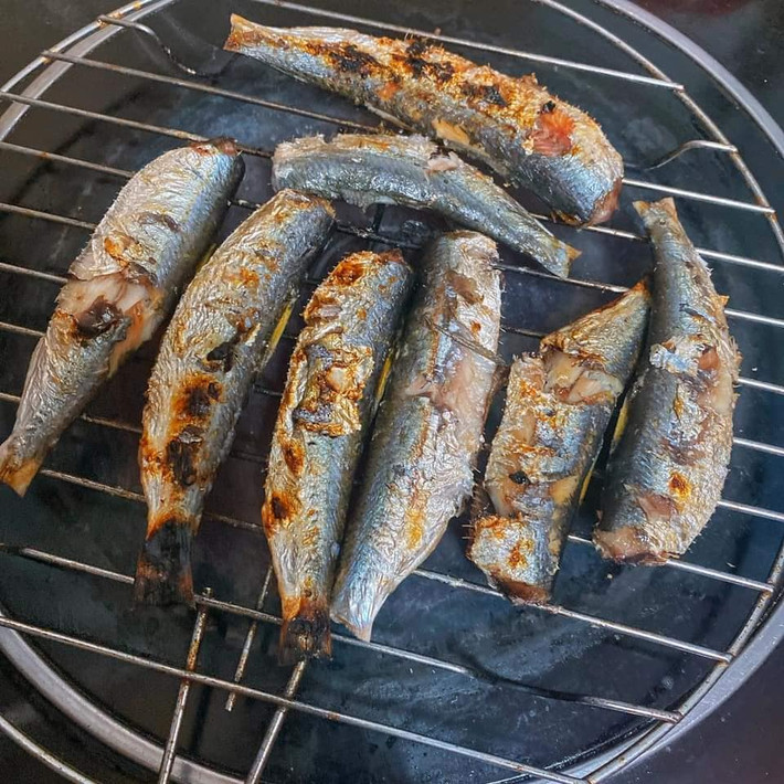 Trong đó, các trích tươi dao động từ 90.000 - 100.000 đồng/kg; cá trích phile từ 250.000 - 280.000 đồng/kg; cá trích khô từ 200.000 - 250.000 đồng/kg....Ảnh: Facebook