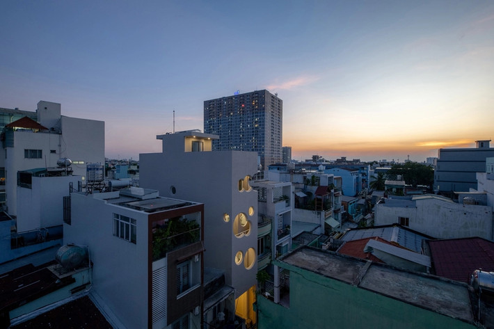 Giữa lòng đô thị, nhà phố nổi bật với thiết kế tối giản, trẻ trung, tạo cảm giác gần gũi thiên nhiên. Ảnh: ROOM+ Design & Build