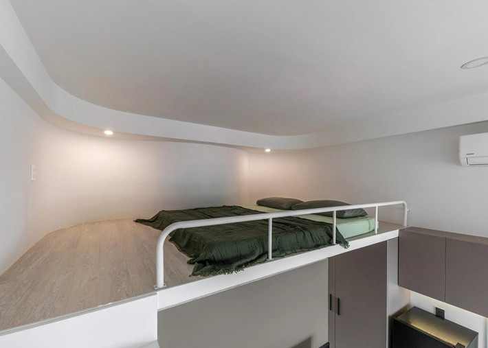 Phòng ngủ tối giản, tiết kiệm diện tích. Ảnh: ROOM+ Design & Build