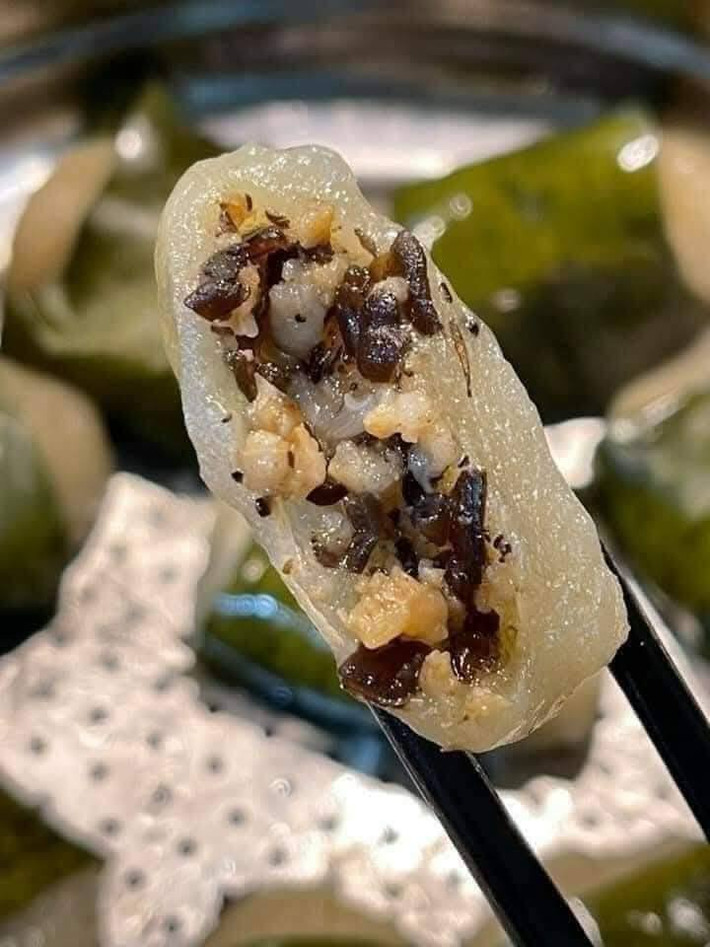 Chị Hoàng Thảo (ở Phú Thọ) cho biết, trước kia ở quê, củ sắn dùng ăn thay lúa ngô, lá sắn dùng làm rau những ngày mùa giáp hạt. Hiện nay, diện tích sắn ít hơn, đồ ăn thức uống đa dạng, món bánh sắn chỉ dùng để ăn chơi, không còn phổ biến. Ảnh: Facebook