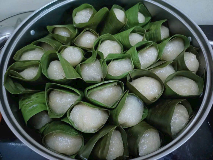 Trên chợ mạng, bánh sắn được rao bán từ 49.000 - 75.000 đồng/10 chiếc, tùy loại. Ảnh: Facebook