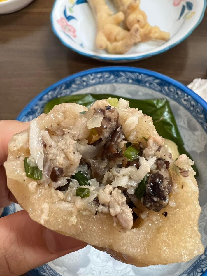 Theo chị Thảo, bánh sắn Phú Thọ trước đây chỉ được làm từ bột sắn, không có nhân. Tuy nhiên, bánh sắn hiện được làm thêm nhân ngọt từ đậu xanh và cùi dừa hoặc nhân mặn làm từ thịt và mộc nhĩ, vừa ngon vừa dễ ăn. Ảnh: Facebook