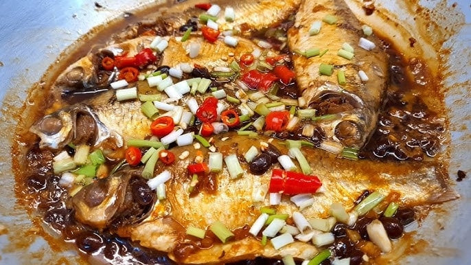Cá mè vinh có thể chế biến thành nhiều món ngon như canh chua, kho lạt, nướng trui, làm mắm. Mỗi món đều mang đậm nét đặc trưng của ẩm thực miền Tây. Ảnh: Dân Việt