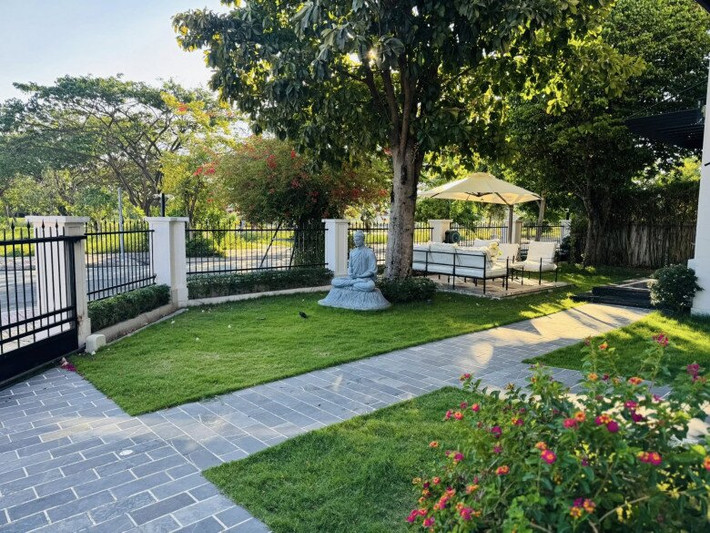 Bên trong biệt thự của Quốc Trường có sân vườn xanh mát, có bộ bàn ghế trắng là góc chill lý tưởng mỗi chiều về. Ảnh: FB Nguyễn Quốc Trường