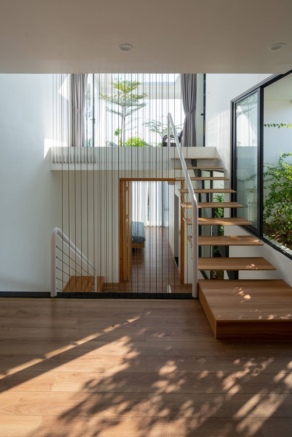 Giếng trời không chỉ lấy sáng mà còn là một nét chấm phá nghệ thuật cho căn nhà. Ảnh: Triệu Chiến
