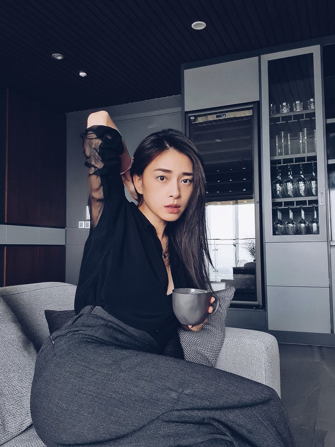 Ngô Thanh Vân đầu tư những chiếc ghế sofa lớn, tạo cảm giác thư giãn. Ảnh: FBNV