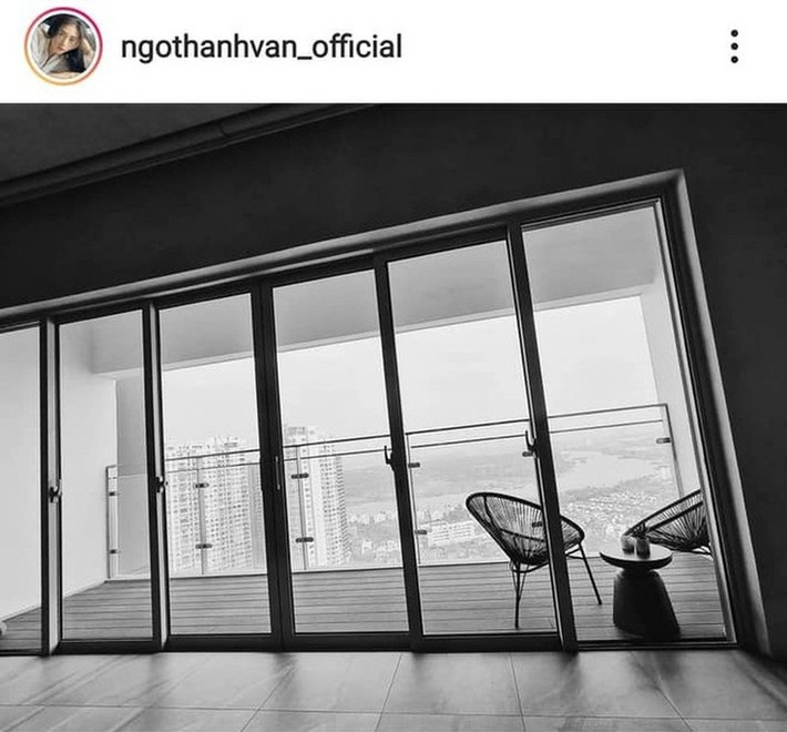 Căn hộ của Ngô Thanh Vân - Huy Trần có diện tích 150m2, sở hữu view trọn thành phố và sông Sài Gòn cực kì thoáng mát. Ảnh: FBNV