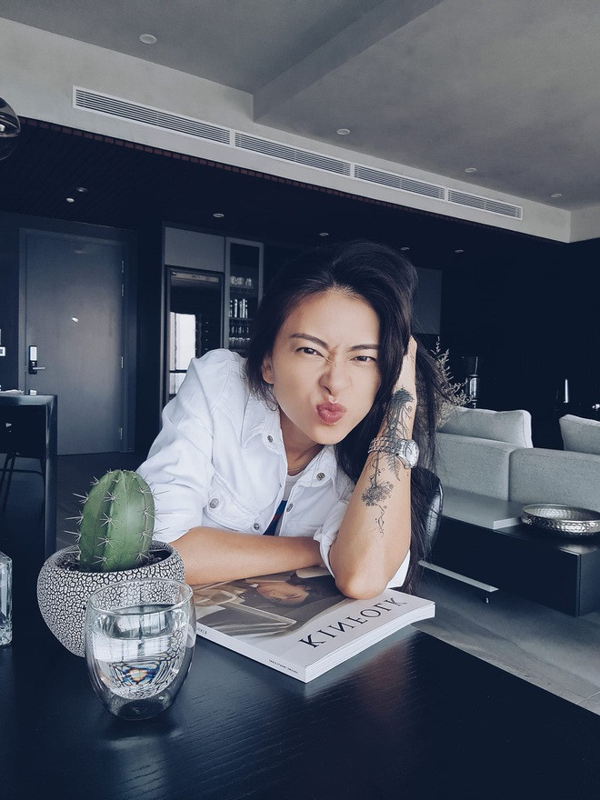 Nội thất phòng khách tinh tế, sang trọng phù hợp với concept của căn nhà. Ảnh: FBNV