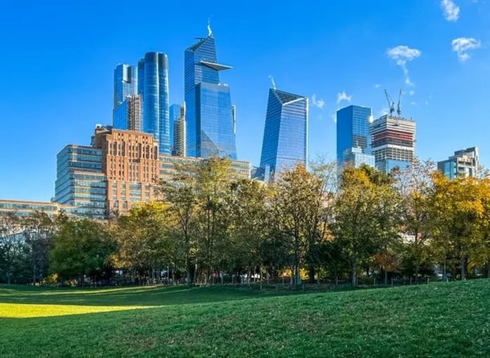Tòa nhà chọc trời Hudson Yards (25 tỷ USD vào năm 2020) nằm ở khu phố ở phía Tây của Midtown Manhattan (New York, Mỹ) là một tòa nhà đôi mang cấu trúc nghiêng độc đáo. Ảnh: Getty Images