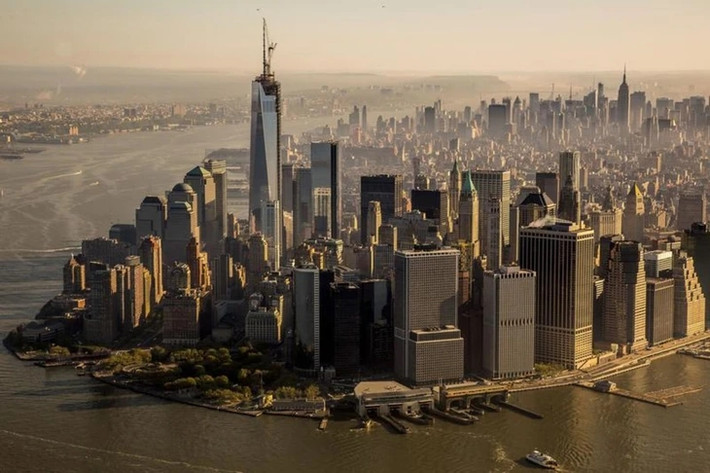 One World Trade Center (3,8 tỷ USD vào năm 2014) là tòa nhà chọc trời cao nhất nước Mỹ. Một phần chi phí khổng lồ của tòa nhà là do đầu tư vào các biện pháp an ninh. Ảnh: Reuters
