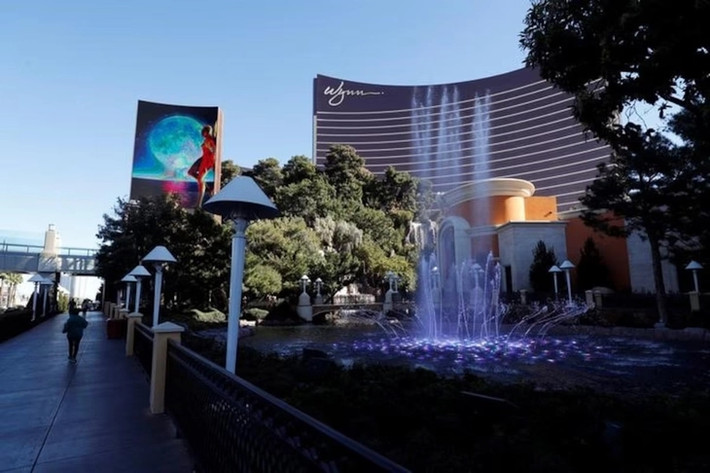 Nằm trên dải Las Vegas ở Paradise (Nevada), khách sạn và sòng bạc sang trọng Wynn trị giá 2,7 tỷ USD. Tòa nhà cao 45 tầng, bao gồm hơn 2.700 phòng và 1.800 máy đánh bạc, một nhà hàng đạt sao Michelin. Ảnh: Reuters