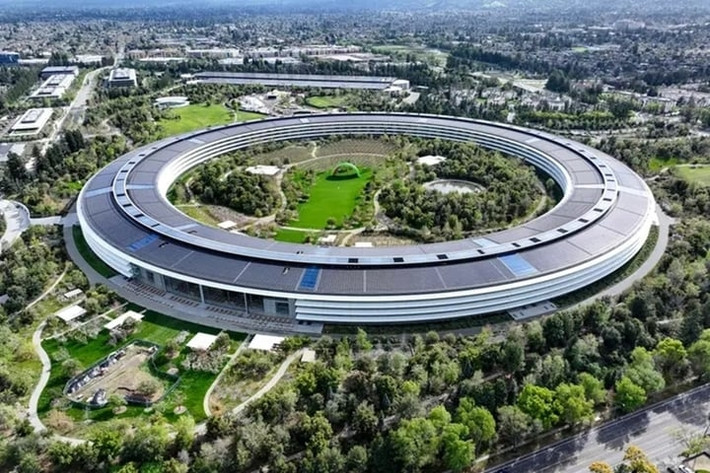 Trụ sở của Apple tại Cupertino (Mỹ) là công trình độc đáo với sức chứa 12.000 người, gồm 4 tầng và tổng diện tích 260.128 mét vuông. Năm 2013, Bloomberg Businessweek đưa tin chi phí xây dựng công trình đã tăng vọt từ 3 tỷ lên 5 tỷ USD. Ảnh: Getty Images