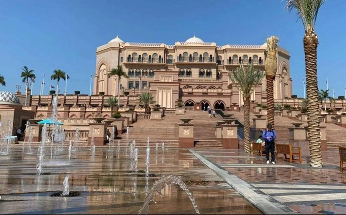 Emirates Palace (3 tỷ USD vào năm 2005) được xây dựng để phục vụ du khách thay vì làm nơi ở của hoàng gia. Khách sạn có diện tích hơn 185.000 mét vuông nhưng chỉ có 394 phòng, bao gồm một số phòng suite. Ảnh: Asharq Al-Awsat