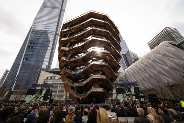 Hai tòa nhà Hudson Yards có chiều cao và cách thiết kế hoàn toàn khác nhau. Mỗi tòa tháp mang một diện mạo riêng. Ảnh: Reuters