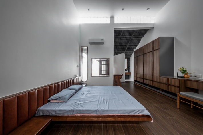 Phòng ngủ thoáng đãng, ngập tràn ánh sáng. Ảnh: Minq Bui