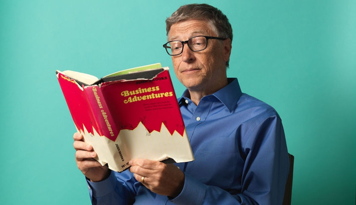 Tỷ phú Bill Gates - nhà sáng lập Microsoft đam mê đọc sách. Mỗi tối, trước khi ngủ, Bill Gates dành khoảng một tiếng để đọc những quyển sách mình yêu thích. Ảnh: Fortune