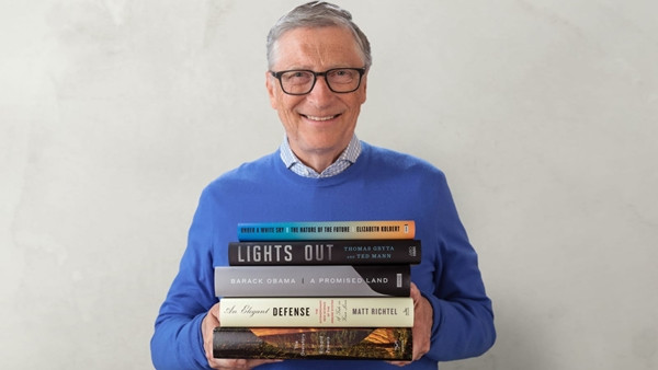 Mỗi ngày dù muộn đến đâu, tỷ phú Bill Gates cũng phải dành ít nhất 1 tiếng để đọc trước khi chìm sâu vào giấc ngủ. Ảnh: CNBC