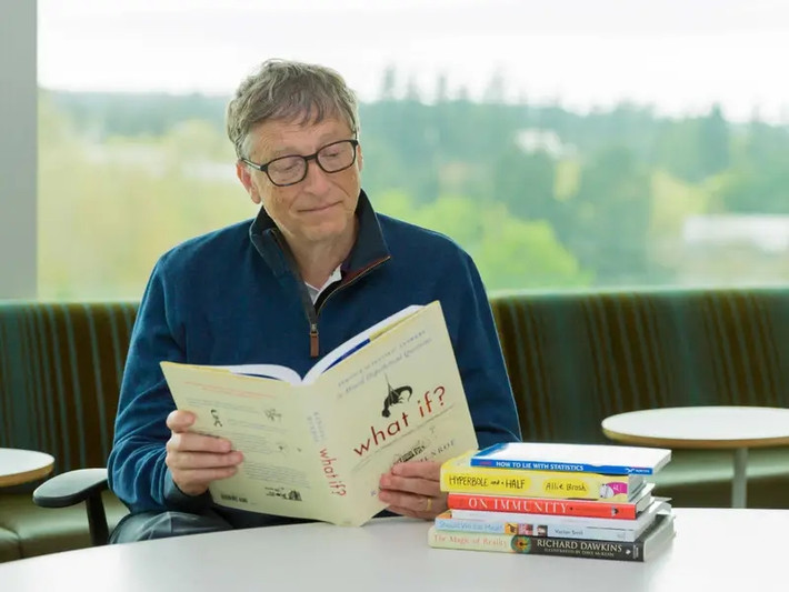 Sách tỷ phú Bill Gates đọc có các chủ đề phong phú, đa dạng từ y tế, biến đổi khí hậu cho tới kinh doanh và chính trị. Ảnh: BI