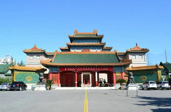 Vợ chồng nam diễn viên sở hữu bảo tàng gỗ đàn hương đỏ (hay còn gọi là gỗ tử đàn) giá trị bậc nhất Trung Quốc với kinh phí lên tới 200 triệu NDT (hơn 600 tỷ đồng). Ảnh: Sohu