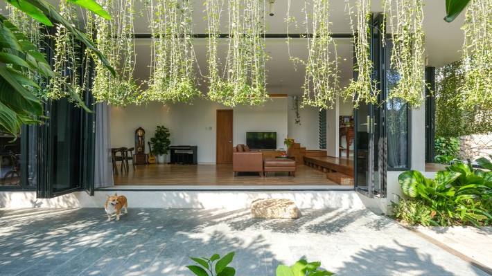 Để phù hợp với phong cách nhiệt đới, kiến trúc sư chọn thiết kế mở cùng giải pháp vỏ bọc đa lớp, hàng hiên, ban công lớn và che chắn bức xạ nhiệt, tạo ra nhiều không gian đệm nửa đóng nửa mở. Ảnh: Kiến trúc Chơn
