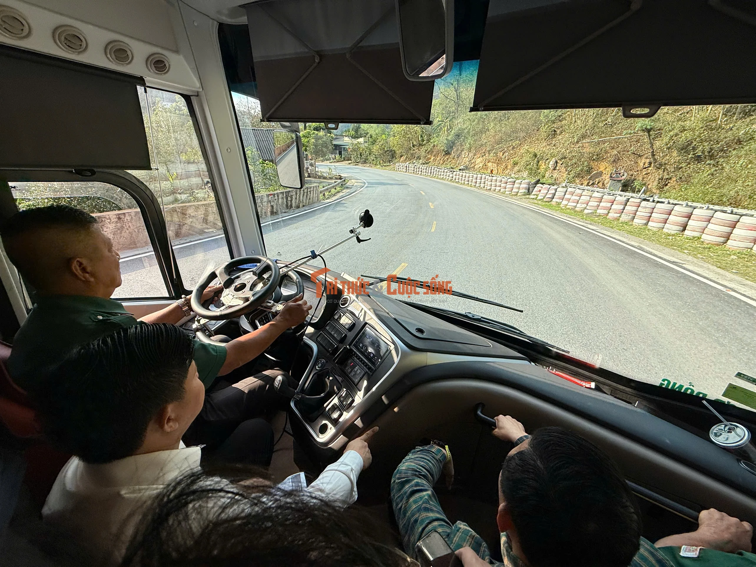 Cận cảnh cuộc "đại phẫu" xe khách giường nằm trên cung đường đèo dốc