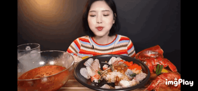Sau một thời gian chọn cách im lặng, cuối cùng vào khuya ngày 23/8, thánh mukbang Hàn Quốc kiếm 4 tỷ/tháng đã chính thức lên tiếng để minh oan cho bản thân trước những cáo buộc của cư dân mạng.
