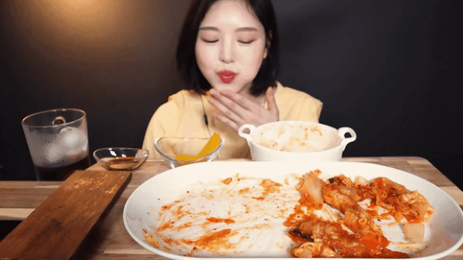 Cứ sau mỗi lần Boki làm động tác chỉ tay, lượng thức ăn trong đoạn video sẽ có sự thay đổi.