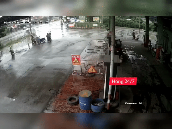 Thấy chiếc xe lao tới, những người đứng xung quanh vội vàng né tránh sang hai bên, còn chiếc xe vẫn lao ầm ầm xuyên qua đám đông. Thậm chí xe máy còn ''luồn lách'' như có người điều khiển.