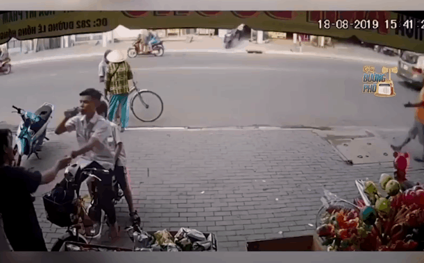 Rất may không có phương tiện nào đang lưu thông trên đường bị va chạm với chiếc xe máy này. Thế nhưng chiếc "xe ma" đã làm vỡ tủ kính của cửa hàng tạp hóa đối diện khiến chủ nhà và chủ xe sau giây phút bàng hoàng lại loay hoay tìm cách xử lý.