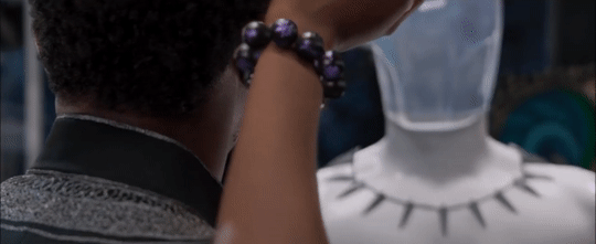 Đây là chiếc vòng chuỗi hạt đa năng sử dụng công nghệ Vibranium, được T’Challa dùng để giao tiếp và điều khiển bất kỳ hệ thống điện tử nào mà anh muốn. Có thể nói, Kimoyo là sự kết hợp giữa vòng đeo tay Fitbit và chiếc iPhone, nhưng lại có nhiều tính năng tiên tiến hơn, phụ thuộc vào vị trí của từng nhân vật.