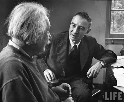 Ví dụ, năm 1931, ông đã nhờ một đồng nghiệp ở đại học California Berkeley (Mỹ), Leo Nedelsky, chuẩn bị một bài giảng giùm ông, và nói rằng việc này cũng không có gì khó khăn vì mọi thứ đều nằm trong cuốn sách mà Robert Oppenheimer đưa cho vị đồng nghiệp. Sau đó, vị đồng nghiệp này quay trở lại với vẻ ngơ ngẩn bởi cuốn sách mà Robert Oppenheimer đưa cho được viết hoàn toàn bằng tiếng Hà Lan. Và Robert Oppenheimer đã nói với đồng nghiệp rằng: “Nhưng tiếng Hà Lan dễ như thế mà!!!”