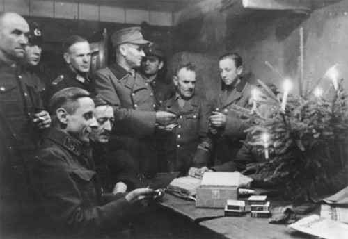 7. Hitler đòi được tôn làm Chúa: Hitler có tham vọng lớn làm bá chủ thế giới, nên việc hắn ta muốn phong mình làm thánh thay thế cả Đức Chúa Jesus thì không có gì là lạ. Đức Quốc Xã muốn người dân Đức phải thay đổi tín ngưỡng của mình, chỉ thờ vị thánh Hitler. Bởi vậy ngày Giáng sinh hay các ngày lễ thánh của người dân bị chúng hạn chế, bị hạ thấp thành các ngày lễ hội mùa đông chí, cây thánh giá bị cấm lưu hành và thay bằng hình chữ thập ngược.