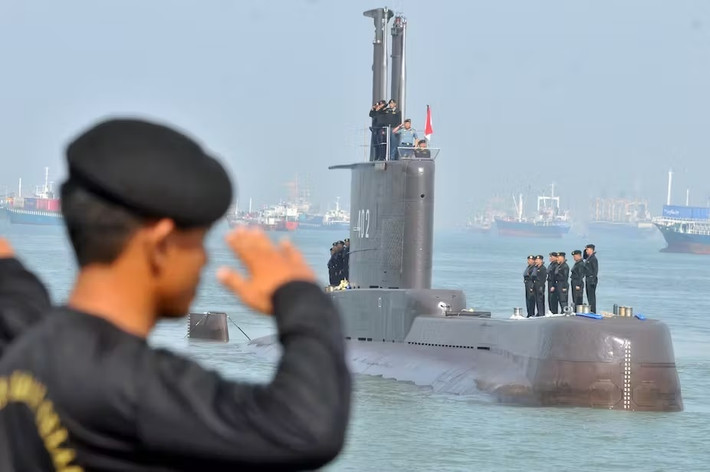 KRI Nanggala (402): Ngày 21/4/2021, một tàu ngầm của Indonesia, KRI Nanggala (402), đã mất tích khi đang tập luyện. Báo cáo cho thấy có dầu trên mặt nước gần nơi tàu ngầm mất tích, nhưng không rõ liệu đó có phải là dầu từ KRI Nanggala hay không. Tương tự vụ mất tích ARA San Juan, nhiều bên đã nỗ lực tìm kiếm nhằm xác định vị trí của tàu. Ảnh: Voi.id.
