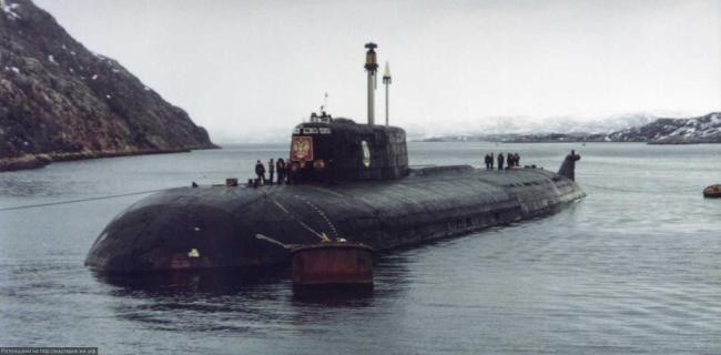 K-141 Kursk: Tàu ngầm K-141 Kursk của Nga chìm vào tháng 8/2000 với thủy thủ đoàn gồm 118 người, hậu quả của vụ nổ phòng chứa ngư lôi trong lúc lặn. Vụ nổ giết chết 95 người, còn 23 người sống sót ở các phòng phía đuôi tàu. Ảnh: Mehrnegar.