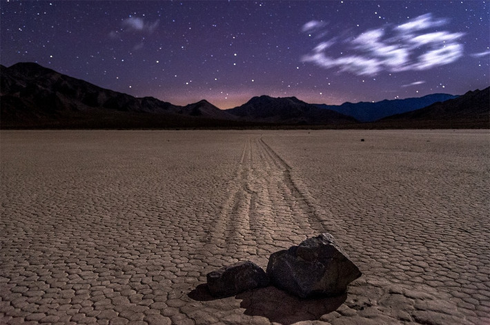 Một số tảng đá "tự di chuyển" tại Thung lũng chết. Racetrack Playa là nơi bí ẩn nhất tại thung lũng chết. Hàng trăm hòn đá có dấu vết di chuyển rải rác dưới đáy hồ khô này. Một số tảng đá, nặng tới 700 pounds ( gần 318 kg), đã đi được hơn 1.500 ft ( khoảng 457m). Trong nhiều năm, hiện tượng lạ này chưa có lý giải, nhưng vào năm 2014, các nhà khoa học đã có câu trả lời. Khi lũ lụt cùng với đêm đông lạnh giá làm nước đóng băng thành lớp mỏng sau đó vỡ thành tấm nổi lên mặt nước, đến sáng gió đẩy đá về phía trước trên bề mặt trơn trượt, để lại vệt bùn bên dưới. Mặc dù các nhà khoa học đã phát hiện ra bí mật đá di chuyển, nhưng vẫn không làm giảm bớt đi trí tò mò của du khách.