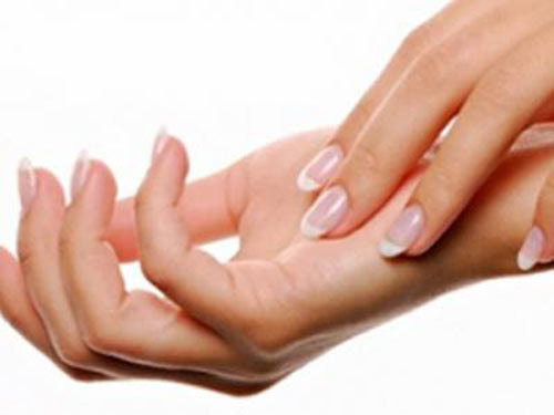 Tám hoa tay. Bạn có tám hoa tay nhưng mức độ vẽ đẹp của bạn chỉ ở 50-50 thôi, nhưng chữ viết thì thật tuyệt vời, kể cả khi bạn là con trai. Trong mắt mọi người bạn là một người khá hoàn hảo, từ vẻ ngoài cho đến con người bên trong. Bạn luôn tỏ ra là một người am hiểu và cực kì cứng rắn. Tuy nhiên con người bên trong bạn lại không được như thế, bạn am hiểu nhưng tâm lí không vững vàng nên dễ bị dao động, khi kiểm tra chẳng hạn. Con người bạn thực sự sống khá tình cảm và ngọt ngào. Tuy nhiên cũng vì tỏ ra am hiểu quá nên chỉ có người thực sự hiểu bạn mới có thể đi cùng bạn suốt đời được.