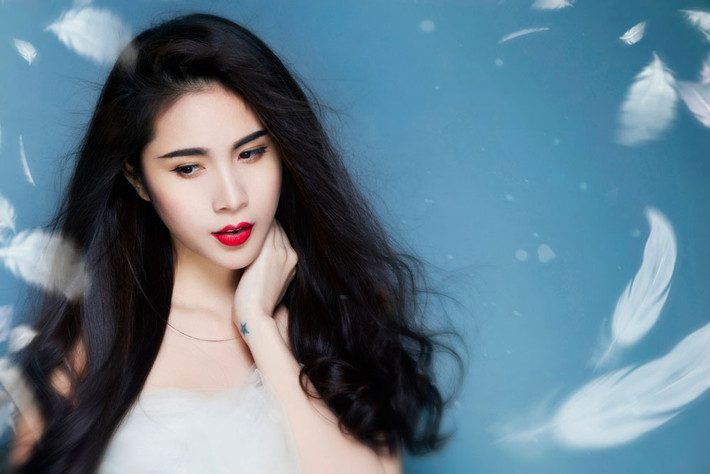 Sau thành công của hai album nhạc phim"Đẹp từng centimet", "Ngôi nhà hạnh phúc", những bài hát trong album của Thủy Tiên đa phần đều là do cô tự tay viết và sản xuất.
