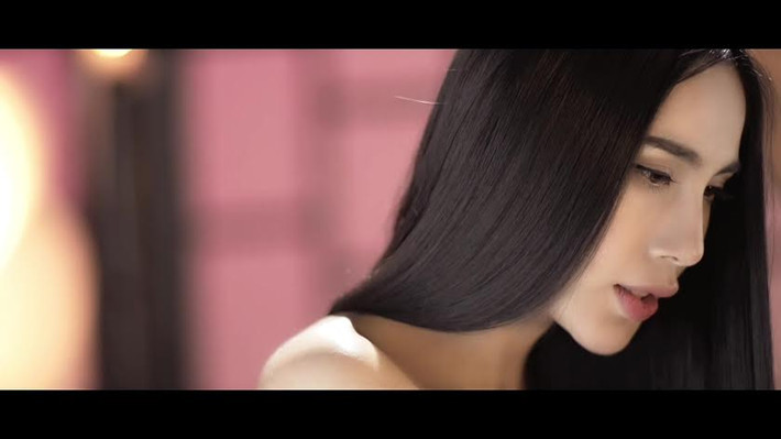 Trong khi khán giả có thói quen nghe nhạc online thì việc ra mắt một album do chính mình sáng tác là thử thách lớn với nữ ca sĩ. Đây là món quà, giọng ca Dẫu chỉ là mơ gửi tặng người yêu thương mình, Thủy Tiên chia sẻ.