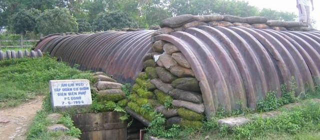 Vượt qua đèo Pha Đin, các phượt thủ sẽ đặt chân tới mảnh đất lịch sử đó là Điện Biên Phủ. Tại thành phố Điện Biên, các bạn trẻ có thể tham quan bảo tàng Điện Biên, đồi A1, Tượng đài chiến thắng, hầm Đờ-Cát và đặc biệt đó là thành Bản Phủ. Ảnh: Mangdulichviet.