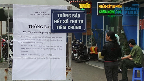Một cán bộ thuộc Trung tâm Y tế dự phòng Hà Nội cho biết, Trung tâm chỉ đáp ứng được 100 lượt tiêm miễn phí mỗi ngày, thế nhưng, số lượng trẻ em được mang đến tiêm quá lớn đã dẫn đến việc quá tải. Trung tâm đã phải cho nhân viên bảo vệ cầm loa thông báo "hết số thứ tự tiêm chủng".