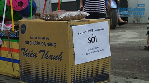 Không chỉ là nơi tiêm vắc-xin, cổng Trung tâm còn là địa điểm bán hạt mùi của người dân.