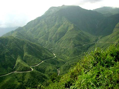 Cũng tại Sapa, Lào Cai, con đường lên chinh phục "Nóc nhà Đông Dương" đỉnh Fansipan cũng là một nơi nức tiếng với thử thách cao độ dành cho những phượt thủ ham mê mạo hiểm. Ảnh: Yeudulich.